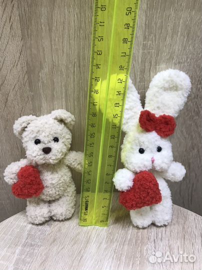 Вязанные игрушки «зайка и мишка с сердечком»