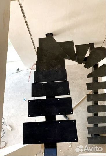 Прямая лестница на металлокаркасе