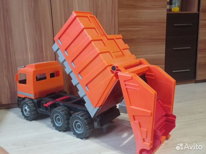 Мусоровоз и 2 бака