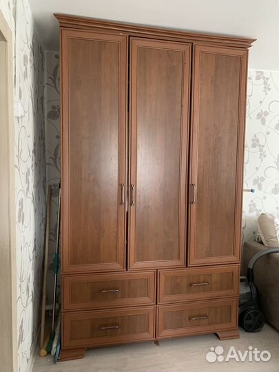 Шкаф распашной
