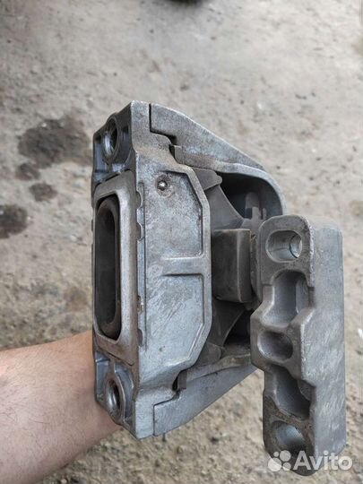 Подушка двигателя volkswagen Passat b6