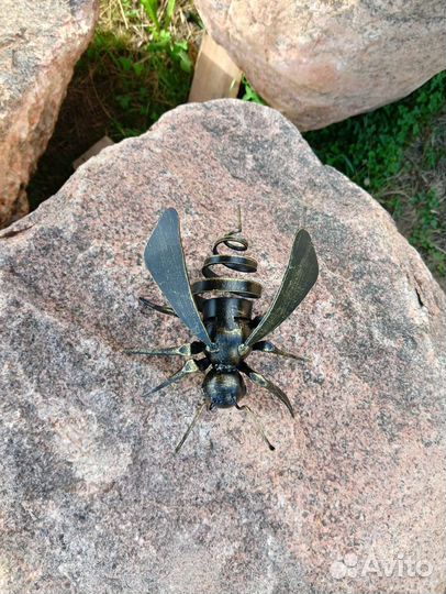 Садовая фигурка пчела