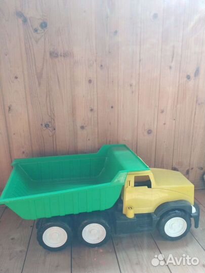 Игрушечная машина