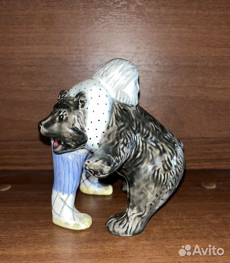 Фарфоровая статуэтка мужик и медведь