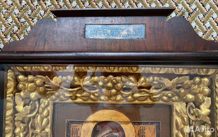 Старинные иконы в киоте