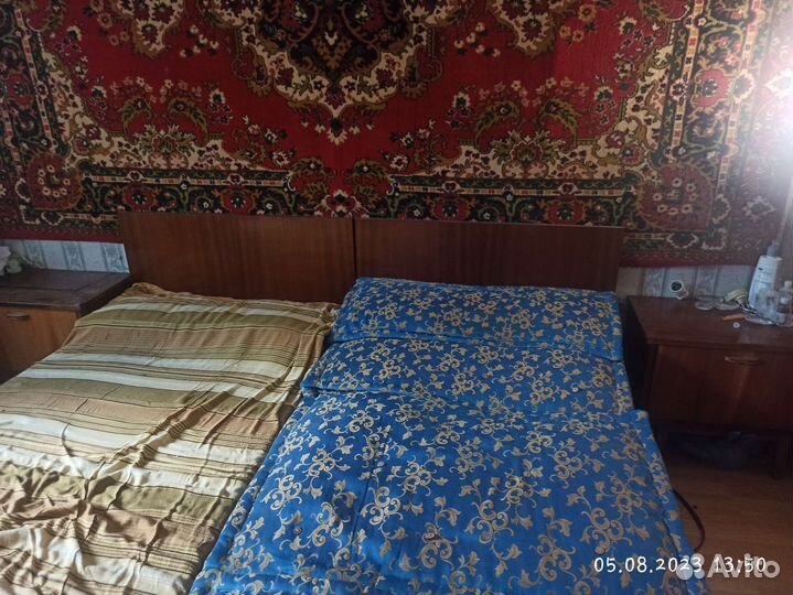 Кровать, тумбочка, шкаф. Комната в советском стиле