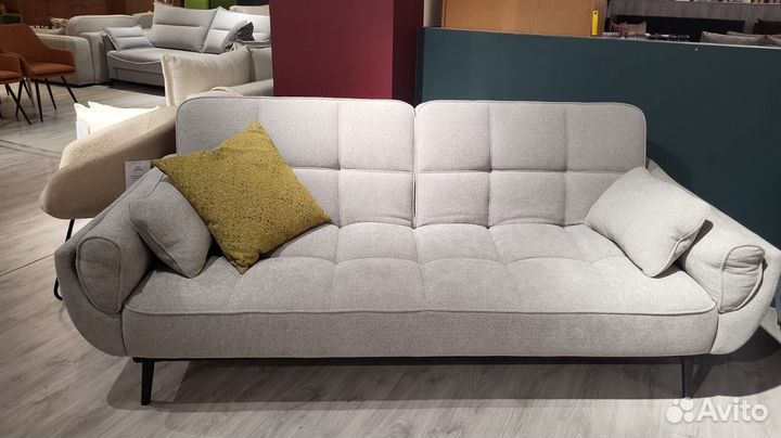 Диван на ножках