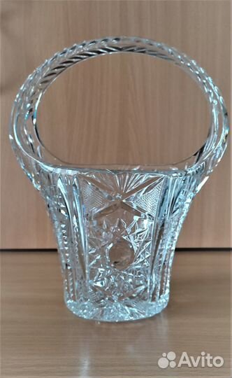 Две хрустальные новые корзинки-вазочки с ручкой