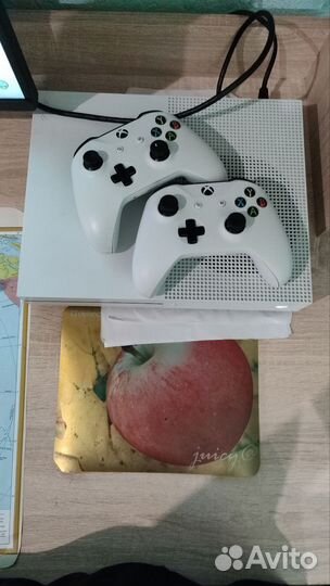 Xbox one s 2 геймпада 1tb, 5 дисков с играми