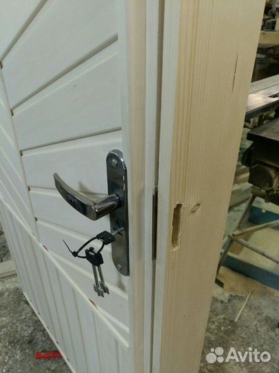 Входная деревянная утеплённая дверь