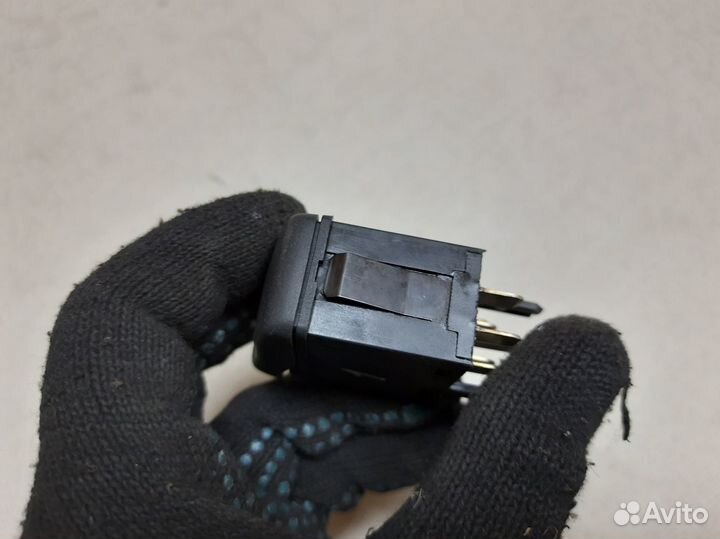 Кнопка аварийной сигнализации Volkswagen Polo 3