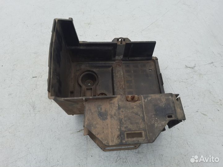 Ниша аккумулятора Форд Фокус 2