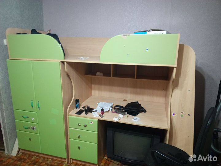 Детский уголок с кроватью и столом