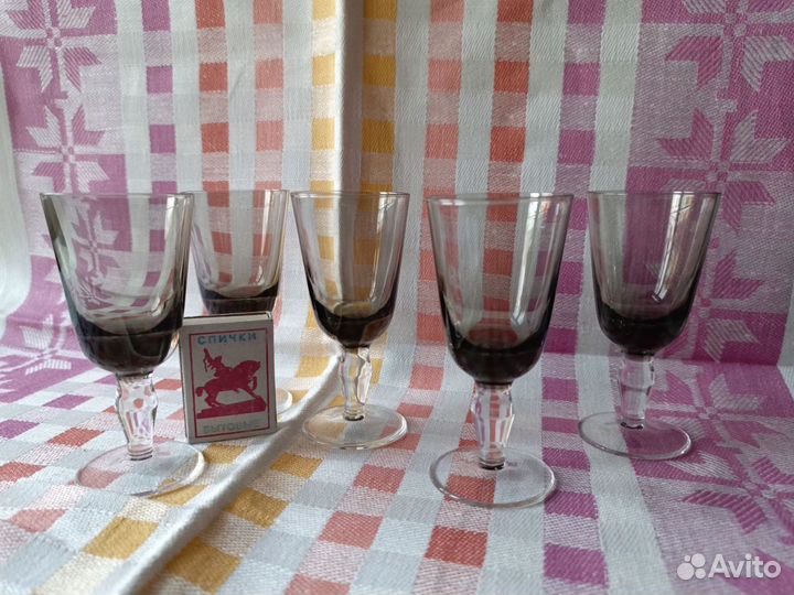 Цветное стекло: рюмки, варенница, салатник, цветы