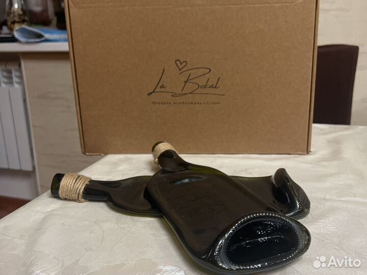 Плоские тарелки бутылки для сервировки стола