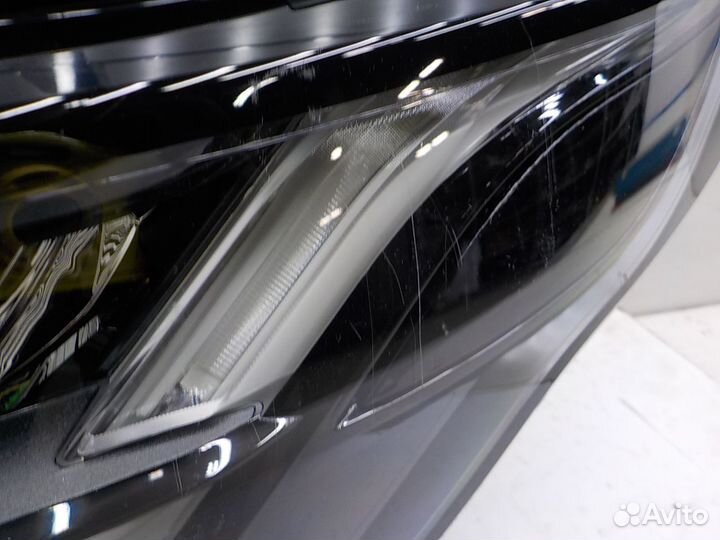 Фара левая на Land Rover Discovery V LR085651