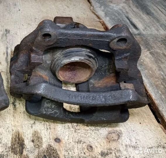 Передний правый суппорт Volkswagen Passat B5