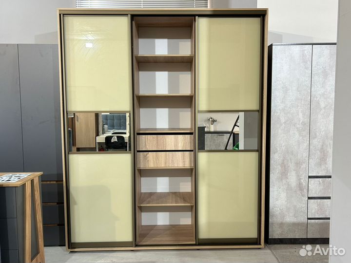 Шкаф купе трехдверный