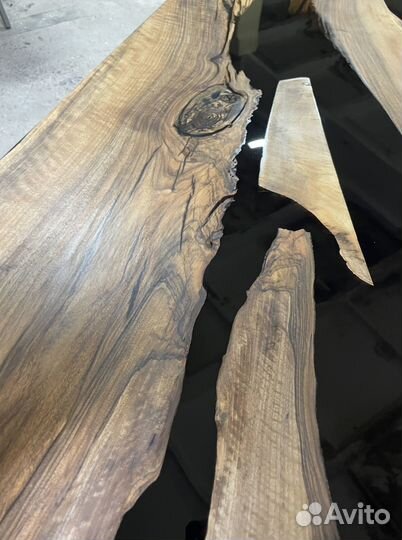 Стол из эпоксидной смолы и слэба