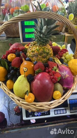 Корзина с фруктами