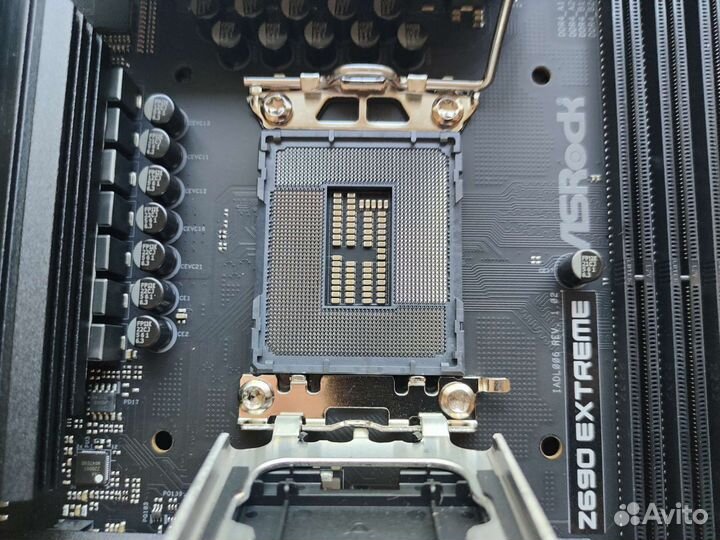 Материнская плата ASRock Z690 Extreme ddr4 новая