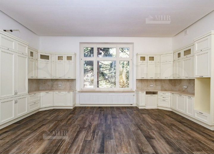 Дом 445,4 м² на участке 10,5 сот.