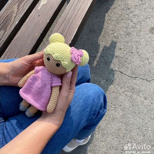 Вязаная кукла с одеждой