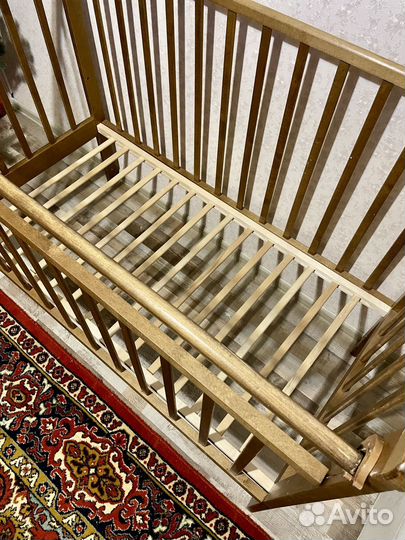 Детская кроватка с маятником