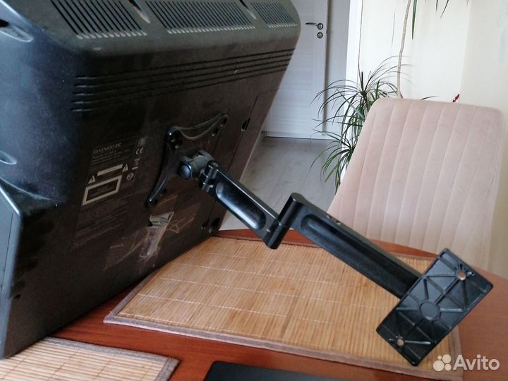 Телевизор с кронштейном
