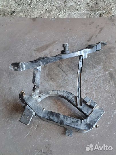 Кронштейн фары левый Nissan Fuga