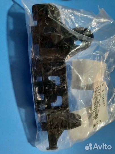 Кронштейн фонаря задний левый Toyota Camry V70