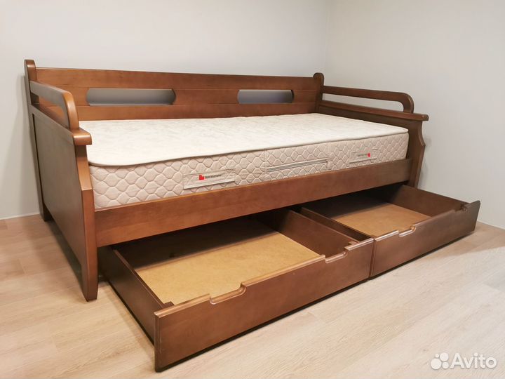 Кровать из массива бука с матрасом и тумбочкой