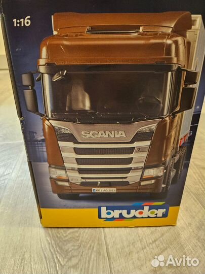 Автомобиль bruder scania с погрузчиком