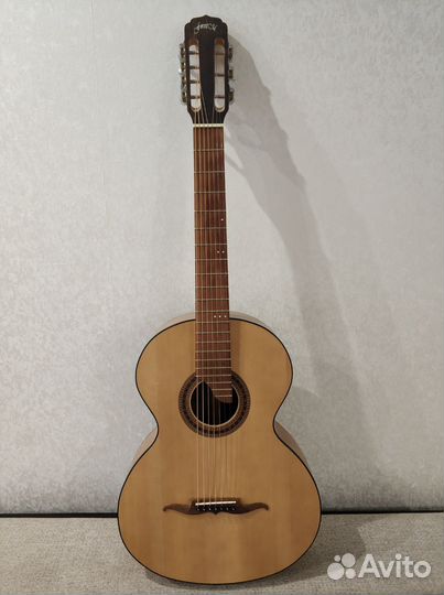Акустическая семиструнная гитара