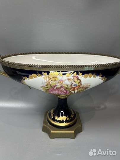 Ваза для фруктов на ножке