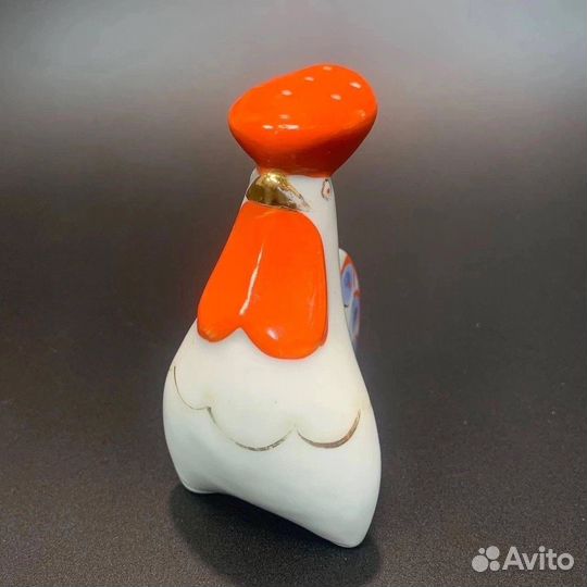 Фарфоровые чайники, молочник, солонка