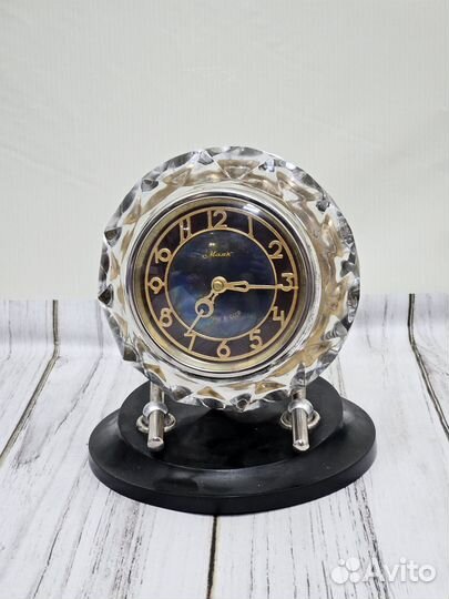 Часы Маяк в хрустальном корпусе