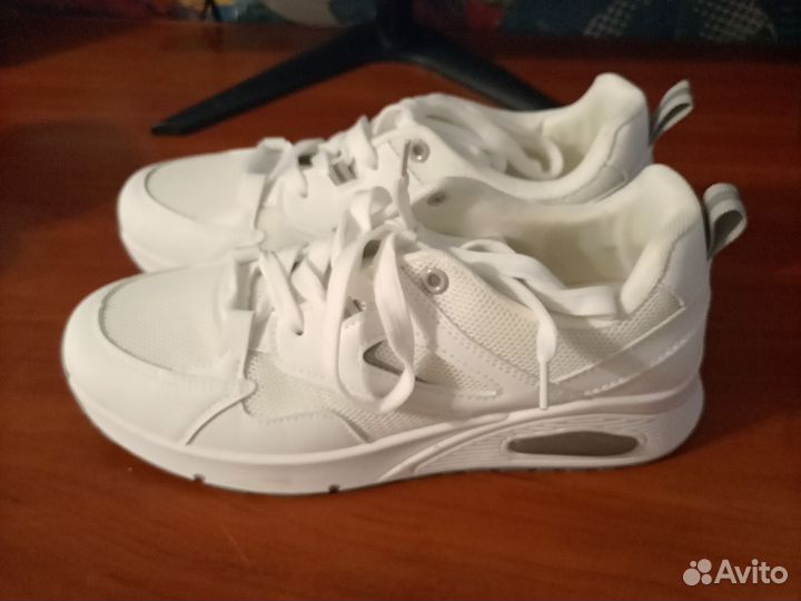 Кроссовки женские