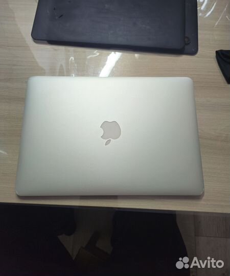 Apple MacBook Air (13-inch, Early 2014)