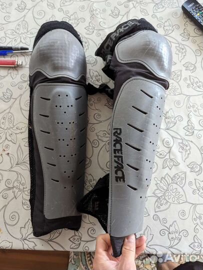 Наколенники Race Face