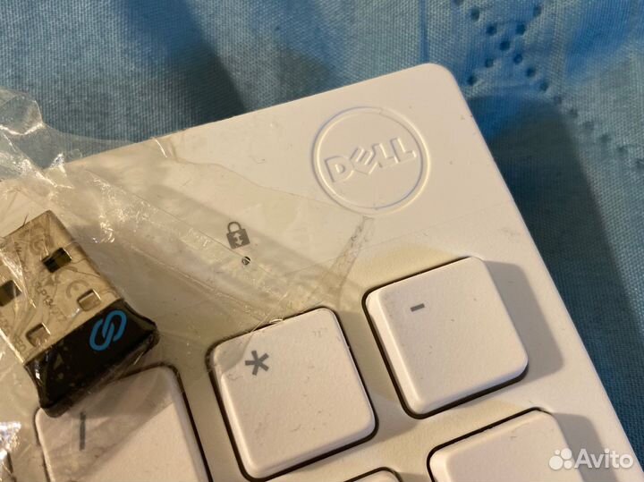 Белая беспроводная клавиатура dell с мышкой