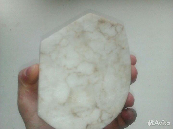 Перо на мраморной подставке