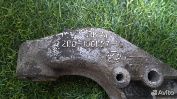 Кронштейн правый LADA (Ваз) 2172 хэтчбек 5дв. 1.6