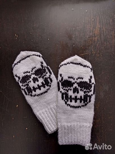 Варежки с черепом