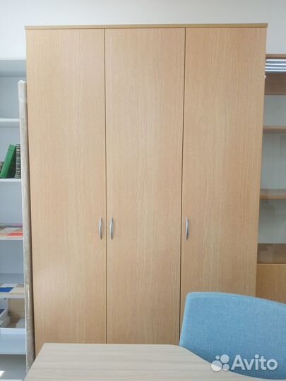 Офисный шкаф для одежды
