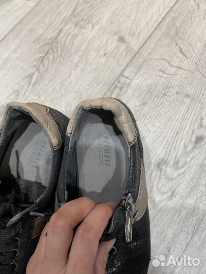 Кроссовки женские