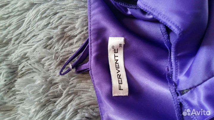 Платье атласное нарядное со стразами и бусинами