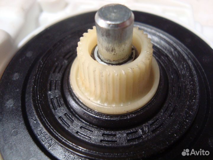 Моторчик переднего правого стеклоподъемника W204 M