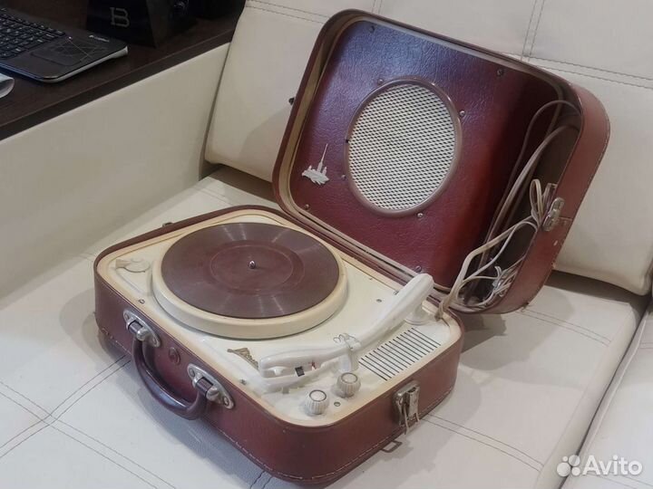 Проигрыватель виниловых пластинок 