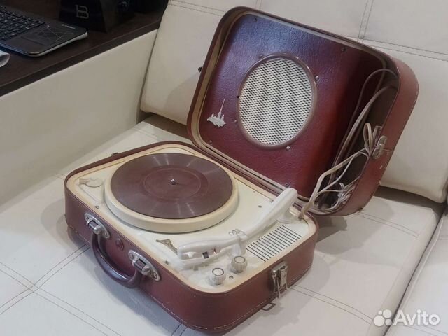 Проигрыватель виниловых пластинок 
